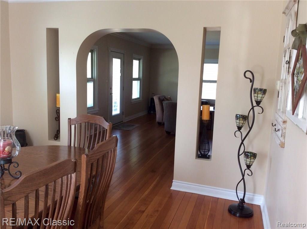1644 Brewster Road Rochester, MI 48306 - Photo 27 of 50 Dining Room into Living Room and the FF Owners Suite is to the right of the curved doorway. Front Door of Home on left.