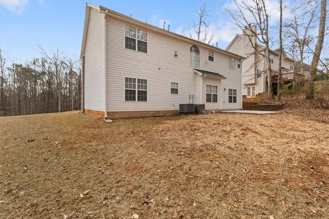 a view of a house with a yard