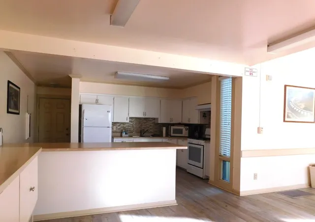 a view of a work space with furniture