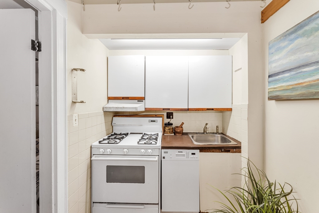 48 Robinwood Avenue, Unit W2 Boston, MA 02130 - Photo 6 of 12 a kitchen with a stove and a refrigerator