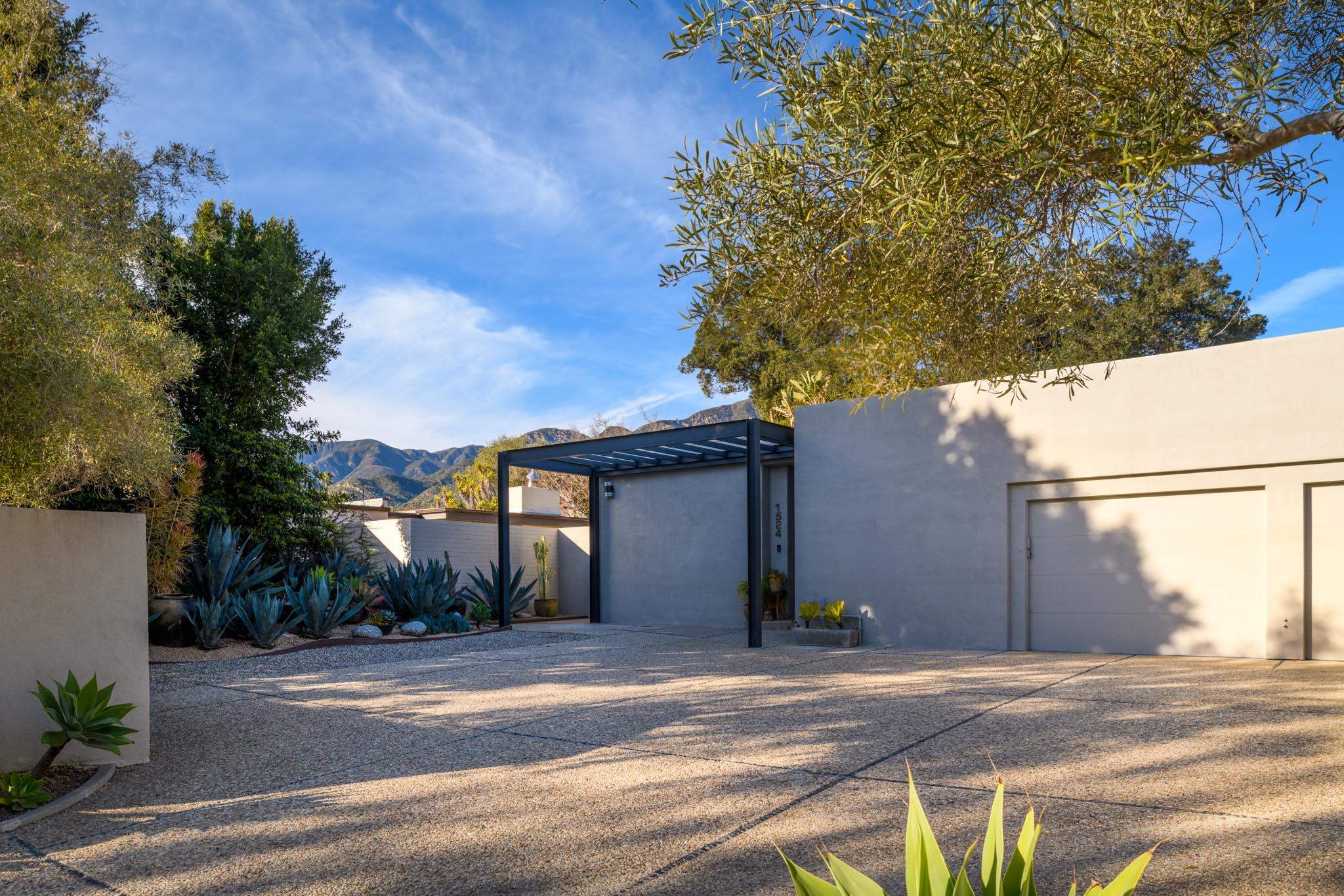 1524 East Valley Road Montecito, CA 93108 - Photo 18 of 20 Driveway / front view