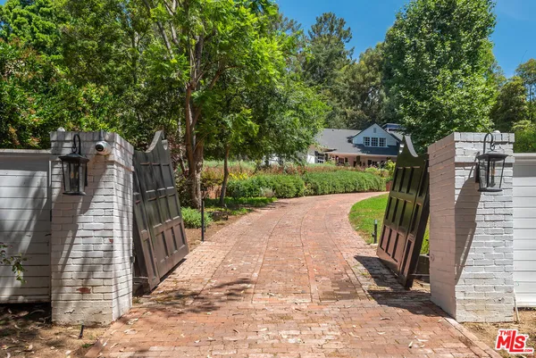 a view of an outdoor space and street view