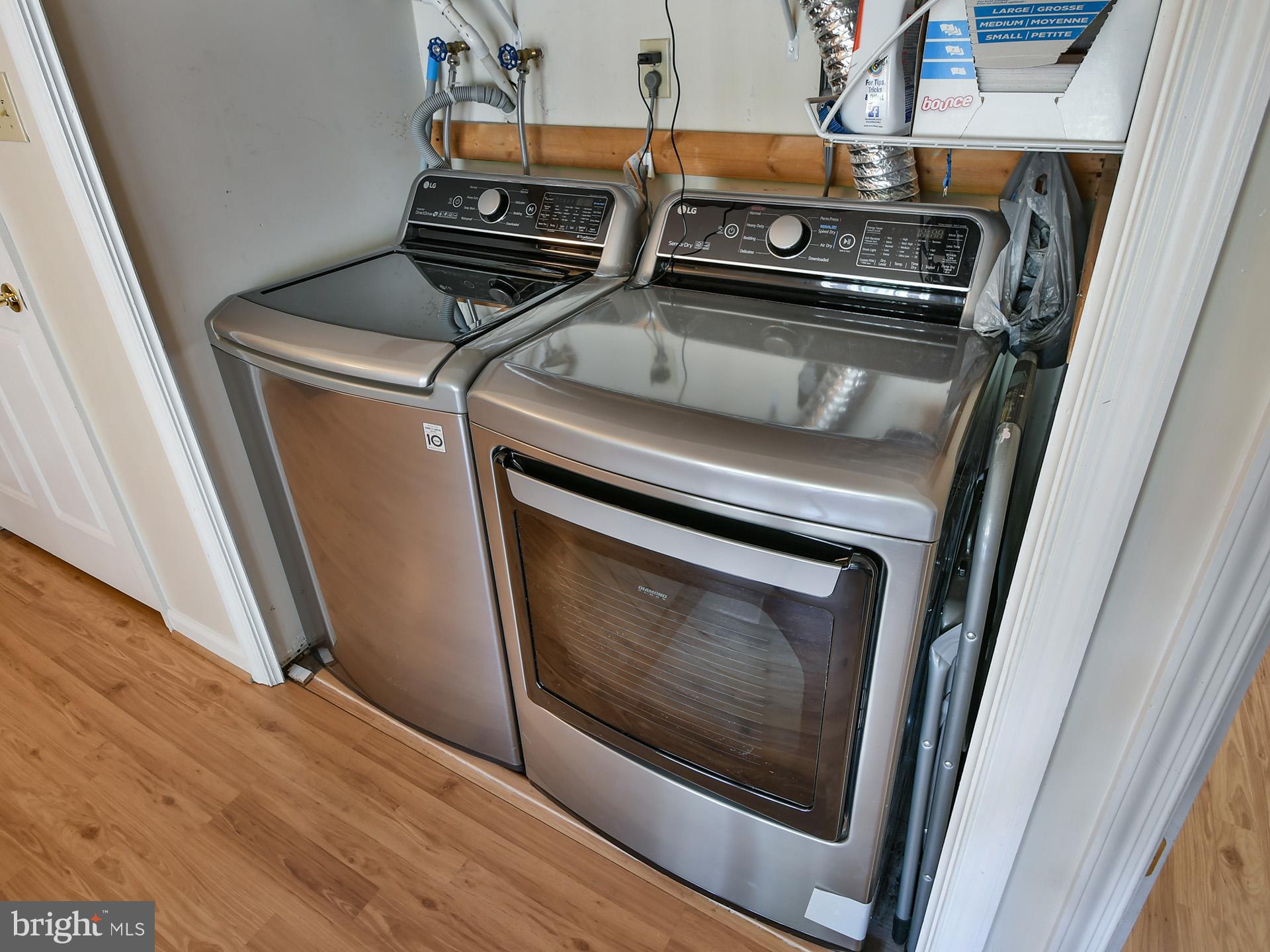 42 Victoria Square Frederick, MD 21702 - Photo 37 of 43 a stove top oven sitting inside of a kitchen