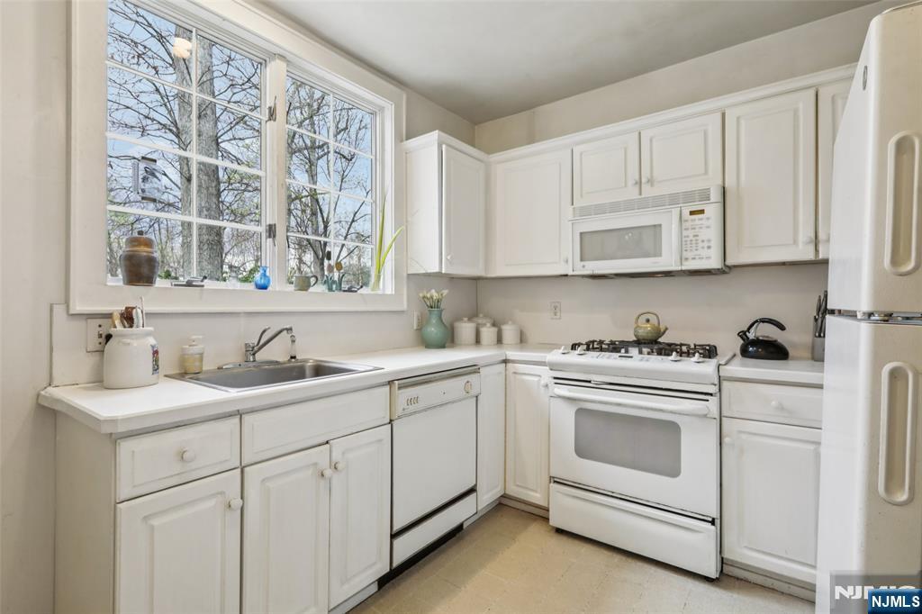 476 Alpine Terrace Ridgewood, NJ 07450 - Photo 10 of 23