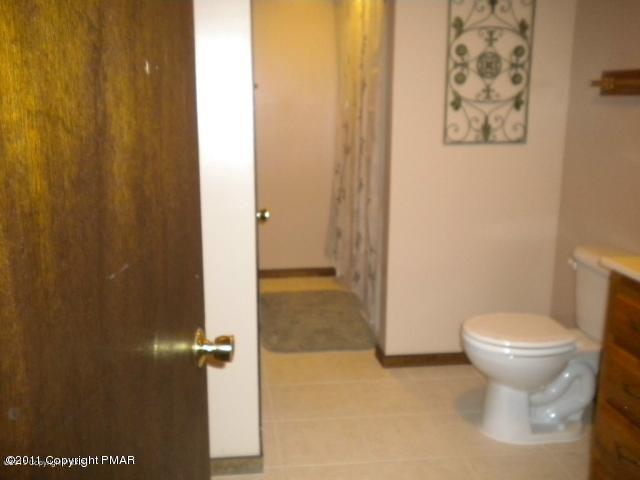 Unit # 123 Unit Tannersville, PA 18372 - Photo 16 of 17 Main bath