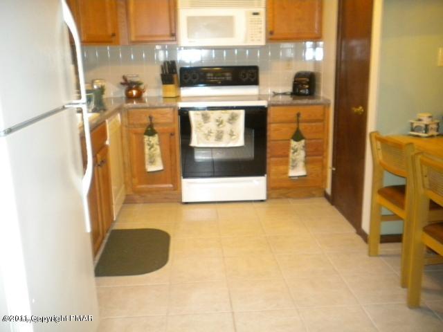 Unit # 123 Unit Tannersville, PA 18372 - Photo 4 of 17 Kitchen