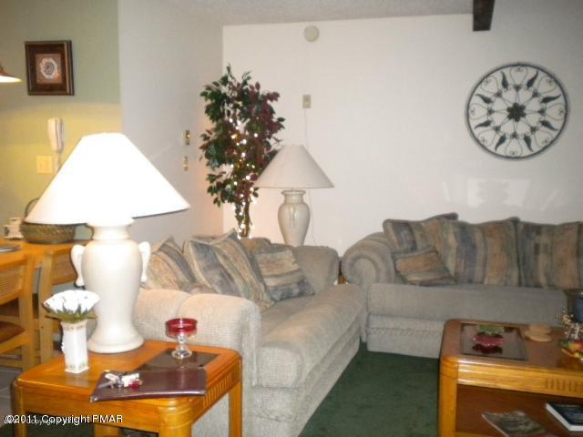 Unit # 123 Unit Tannersville, PA 18372 - Photo 8 of 17 Living rm