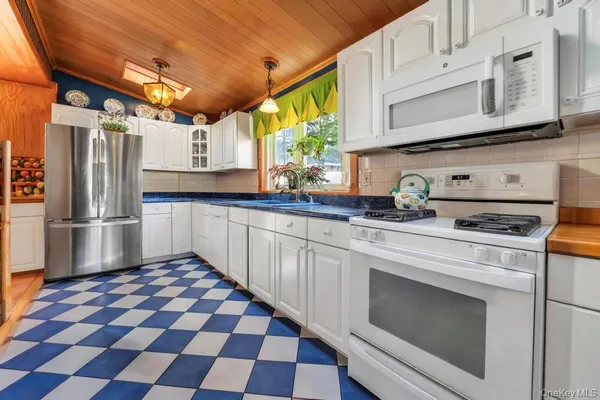 $1,565,000 | 84-20 Charlecote Ridge | Jamaica Estates