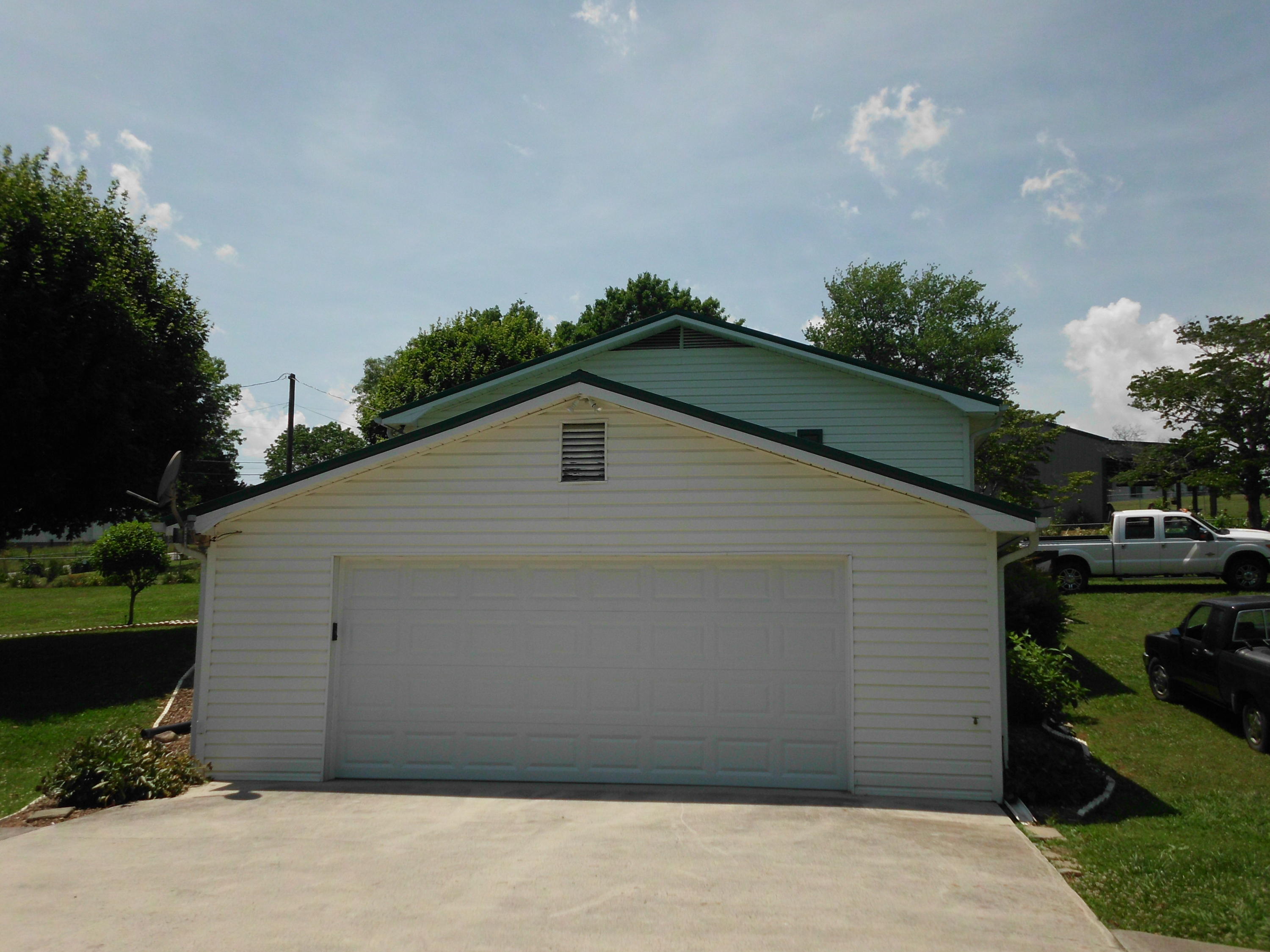 293 Buffalo Road Clinton, TN 37716 - Photo 4 of 14 2 Car Garage