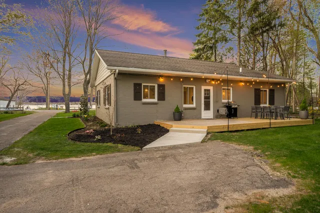 $1,850 | 1674 South Shore Drive, Holland, MI 49423