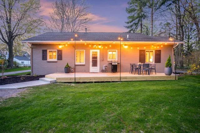 $1,850 | 1674 South Shore Drive, Holland, MI 49423