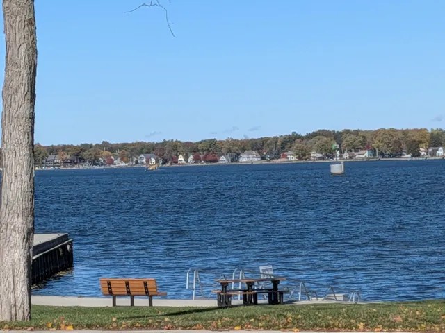 $1,850 | 1674 South Shore Drive, Holland, MI 49423