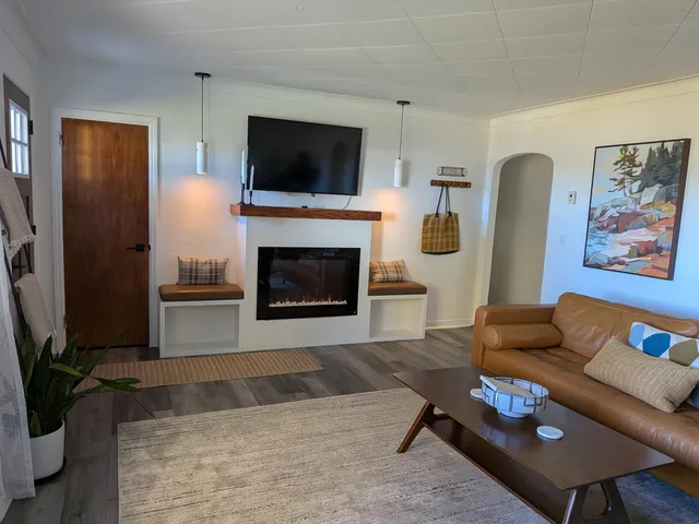 $1,850 | 1674 South Shore Drive, Holland, MI 49423