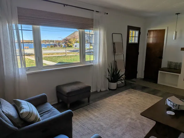 $1,850 | 1674 South Shore Drive, Holland, MI 49423