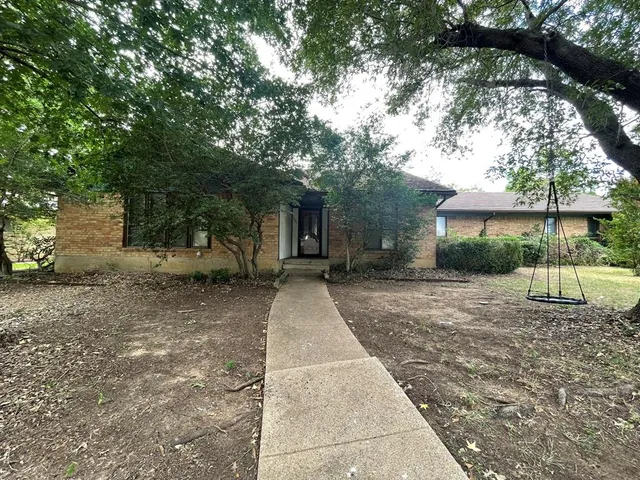 a view of a yard with a tree