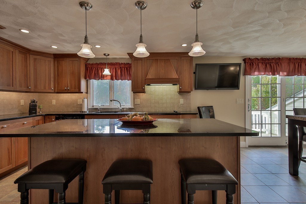 36 Evergreen Road Stoneham, MA 02180 - Photo 3 of 28 Gallery Image 3