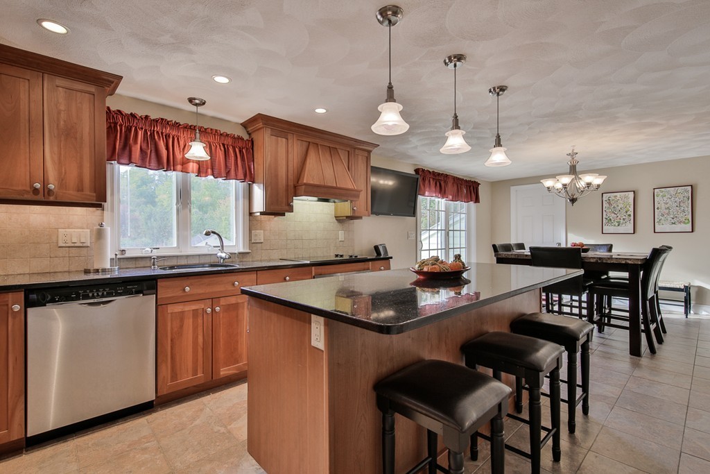 36 Evergreen Road Stoneham, MA 02180 - Photo 4 of 28 Gallery Image 4