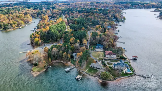 a view of road with yard