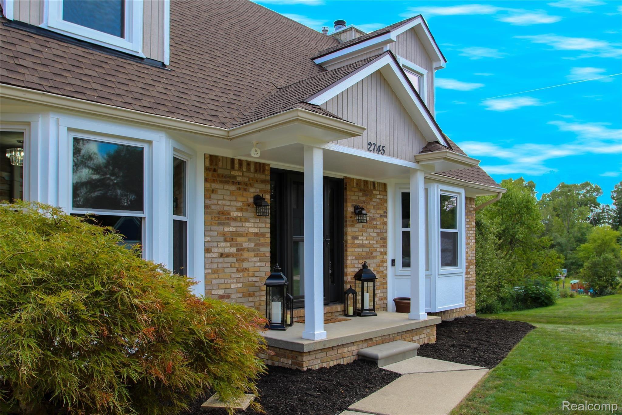 2745 Partridge Rochester, MI 48306 - Photo 3 of 40 Front porch.jpg
