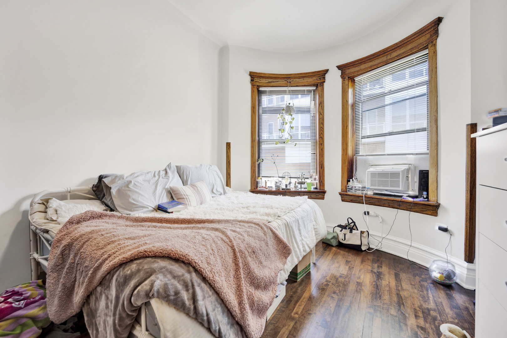3934 North Sheridan Road, Unit 3 Chicago, IL 60613 - Photo 4 of 12 a bedroom with bed and a large window