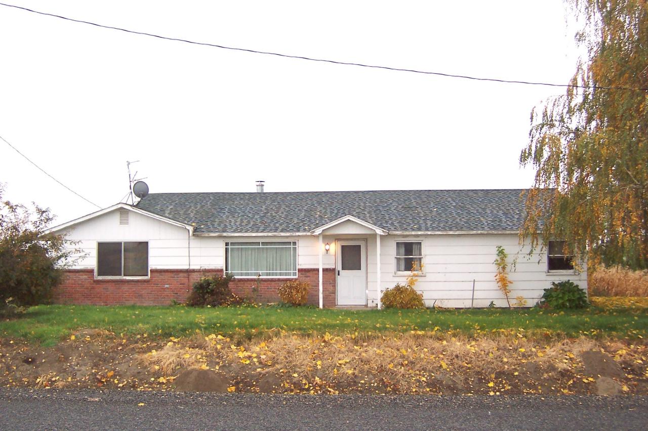 400 Arrowsmith Road Sunnyside, WA 98944 - Photo 1 of 5 a view of a house with a backyard