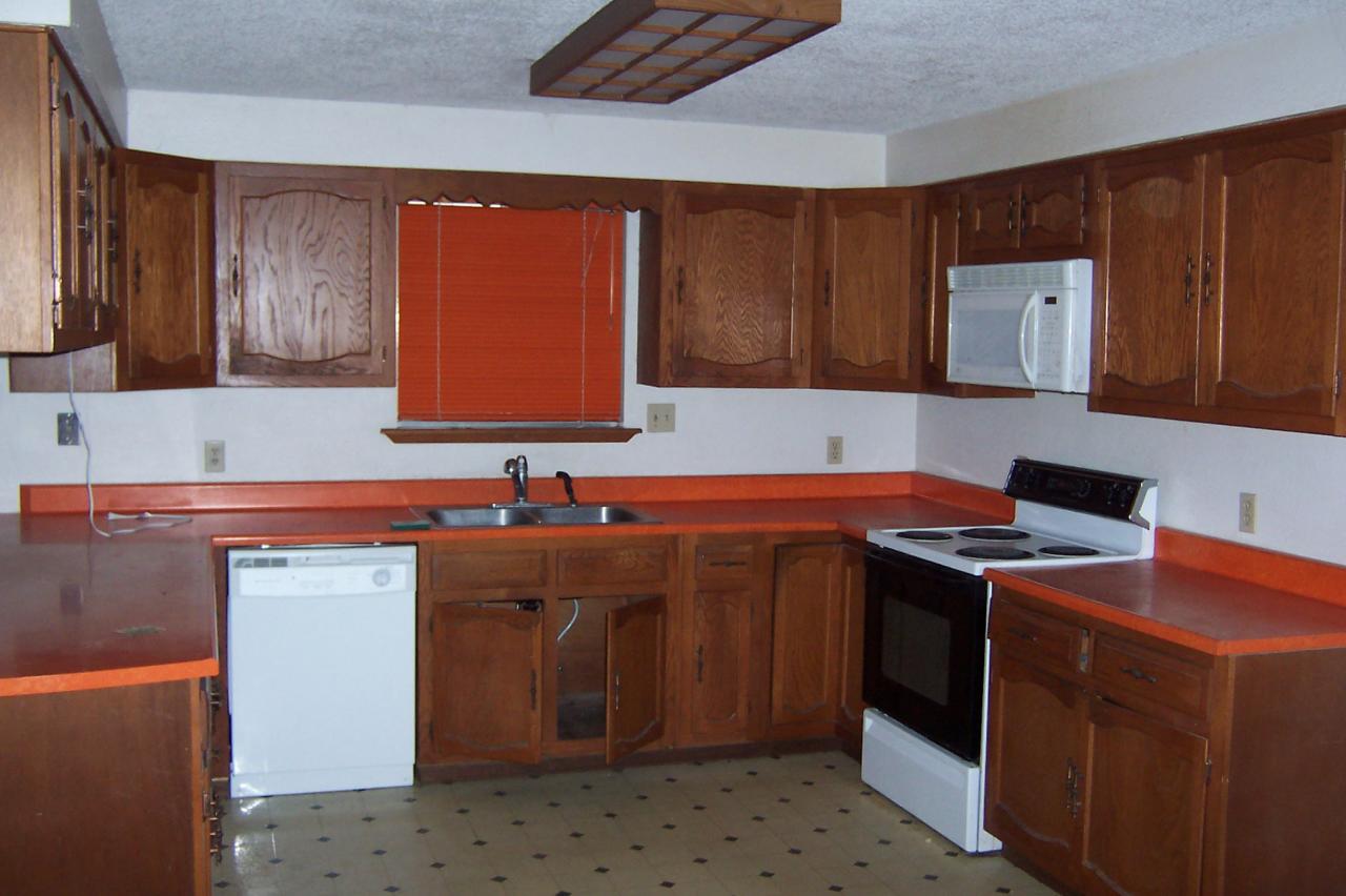 400 Arrowsmith Road Sunnyside, WA 98944 - Photo 4 of 5 a utility room with cabinets a washer and dryer