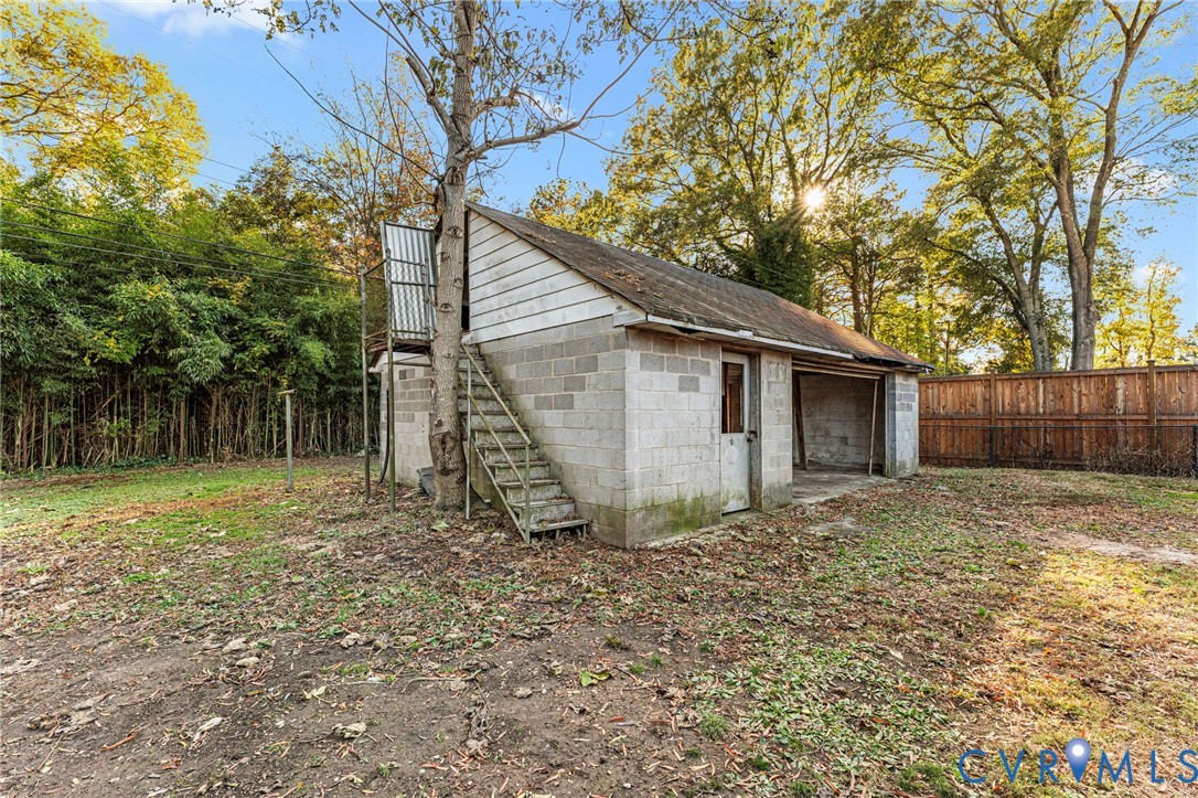2925 West Strathmore Road Richmond, VA 23237 - Photo 24 of 25 a view of a barn in the middle of a yard