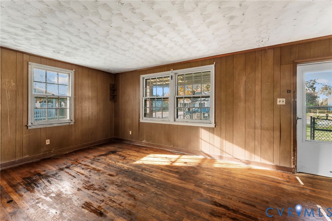 2925 West Strathmore Road Richmond, VA 23237 - Photo 4 of 25 an empty room with windows
