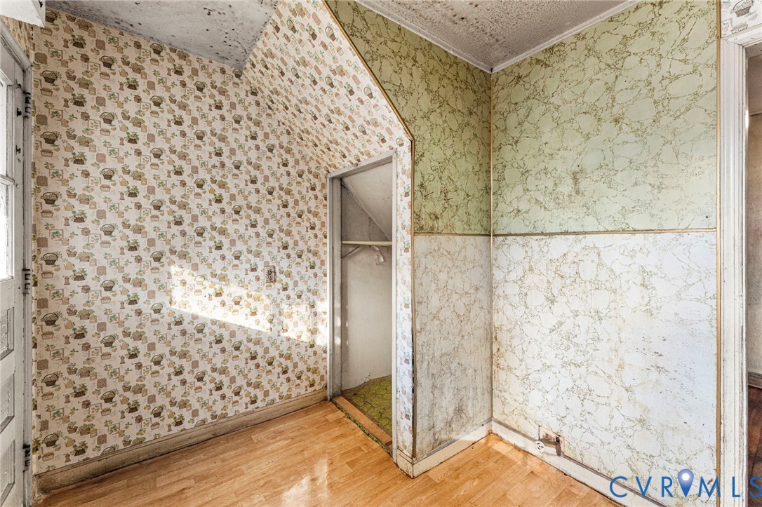 2925 West Strathmore Road Richmond, VA 23237 - Photo 7 of 25 a bathroom with a shower