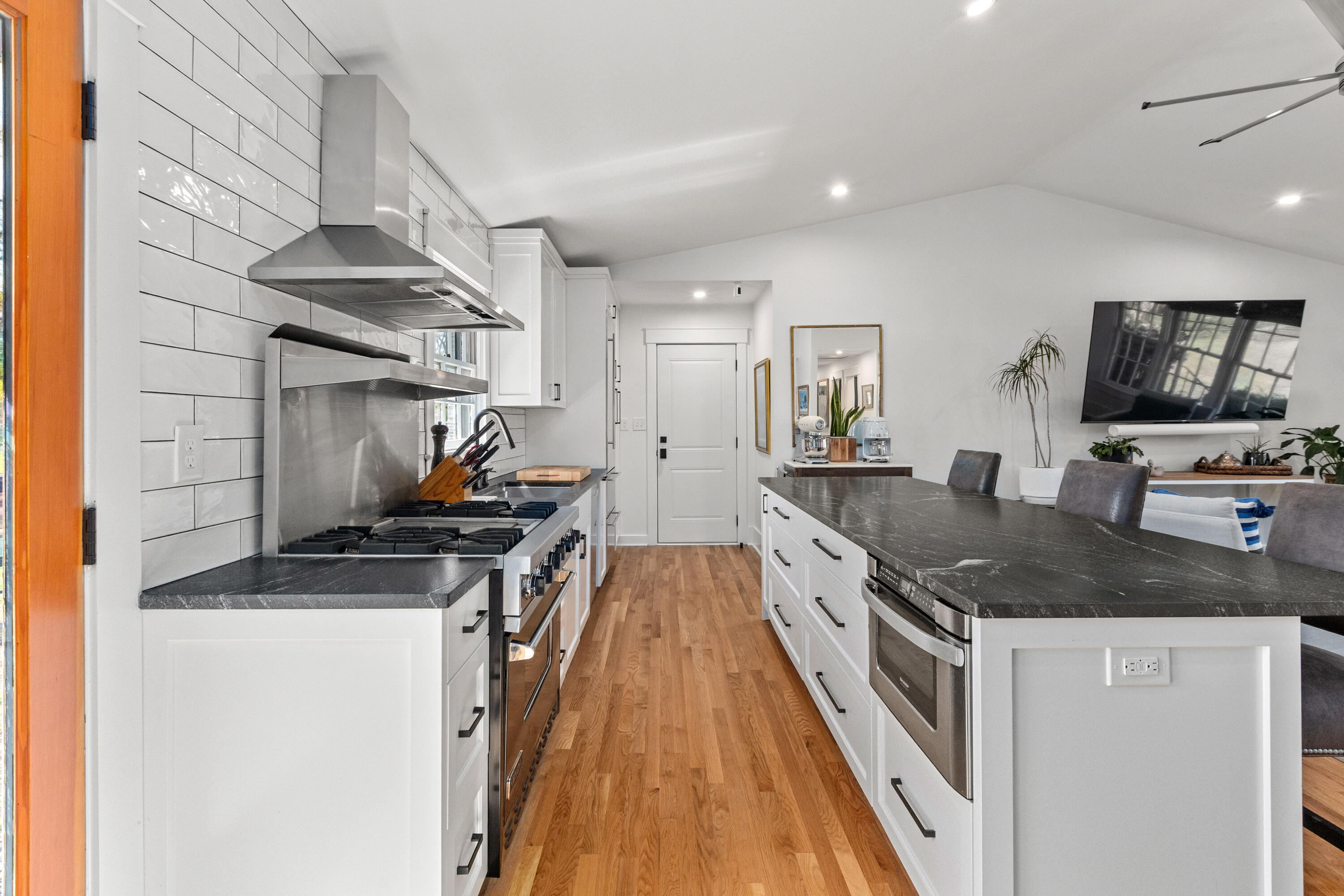 1089 Harbor View Road Charleston, SC 29412 - Photo 14 of 69 1089HarborViewRd-CasaVerdeMediaLLC15