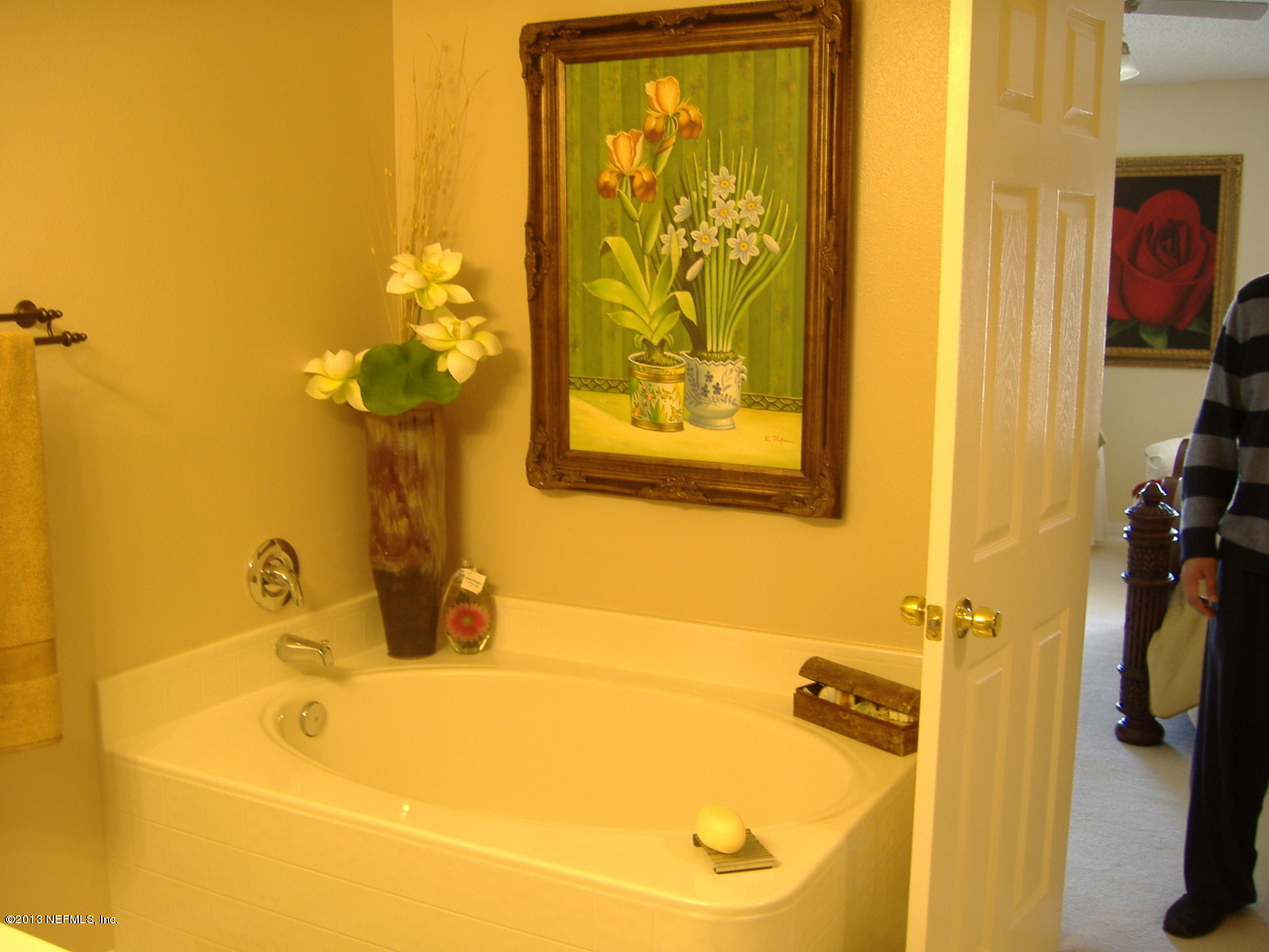 12276 Hickory Forest Road Jacksonville, FL 32226 - Photo 4 of 15 a bathroom with a tub