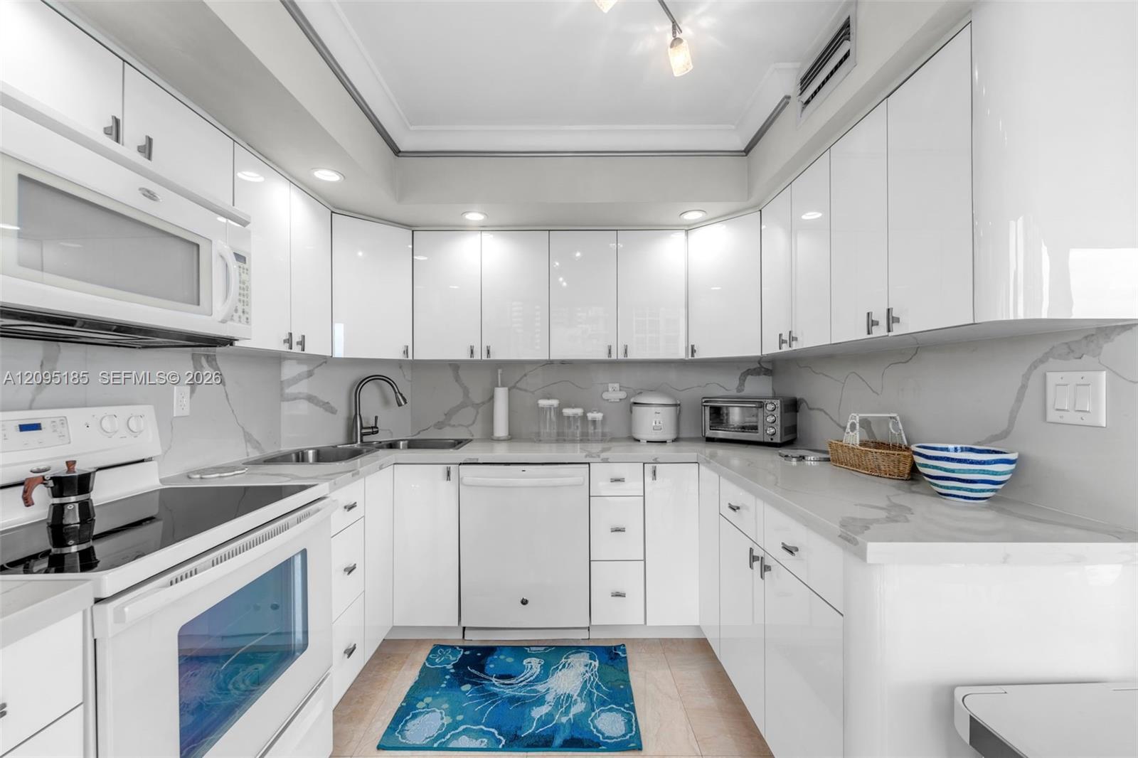 6423 Collins Avenue, Unit 901 Miami Beach, FL 33141 - Photo 10 of 30 Gallery Image 10