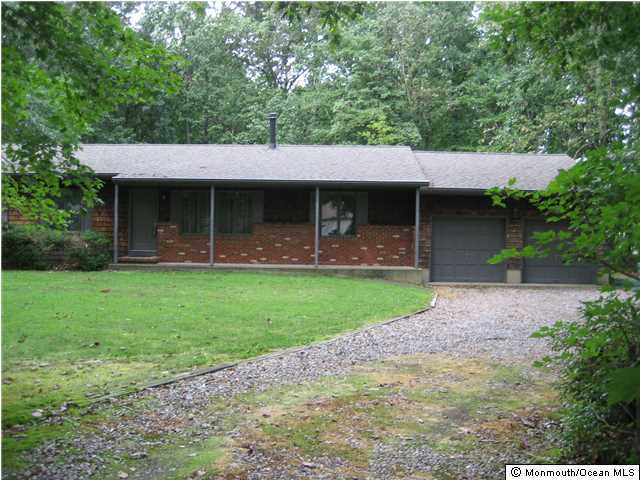 397 Leesville Road Jackson, NJ 08527 - Photo 2 of 18 a front view of a house with garden