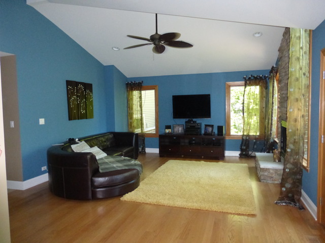 2928 Covert Road Glenview, IL 60025 - Photo 4 of 23 a living room with furniture a ceiling fan and a flat screen tv