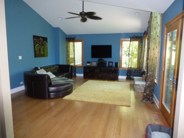 2928 Covert Road Glenview, IL 60025 - Photo 5 of 23 a living room with furniture and a flat screen tv