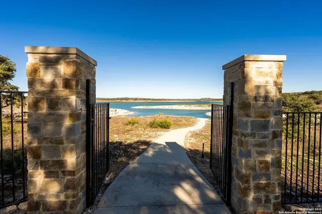 $2,250,000 | 1240 Rip Jay Circle, Canyon Lake, TX 78133