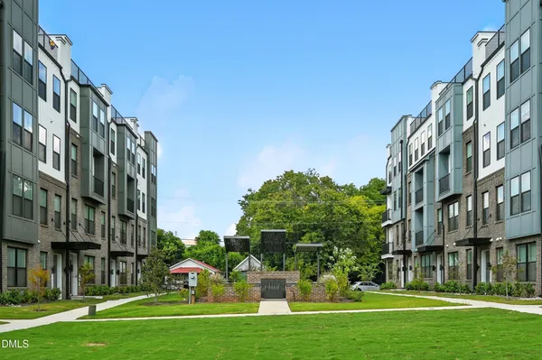 $500,000 | 1242 Coach Sta Alley, Unit 201, Raleigh, NC 27601