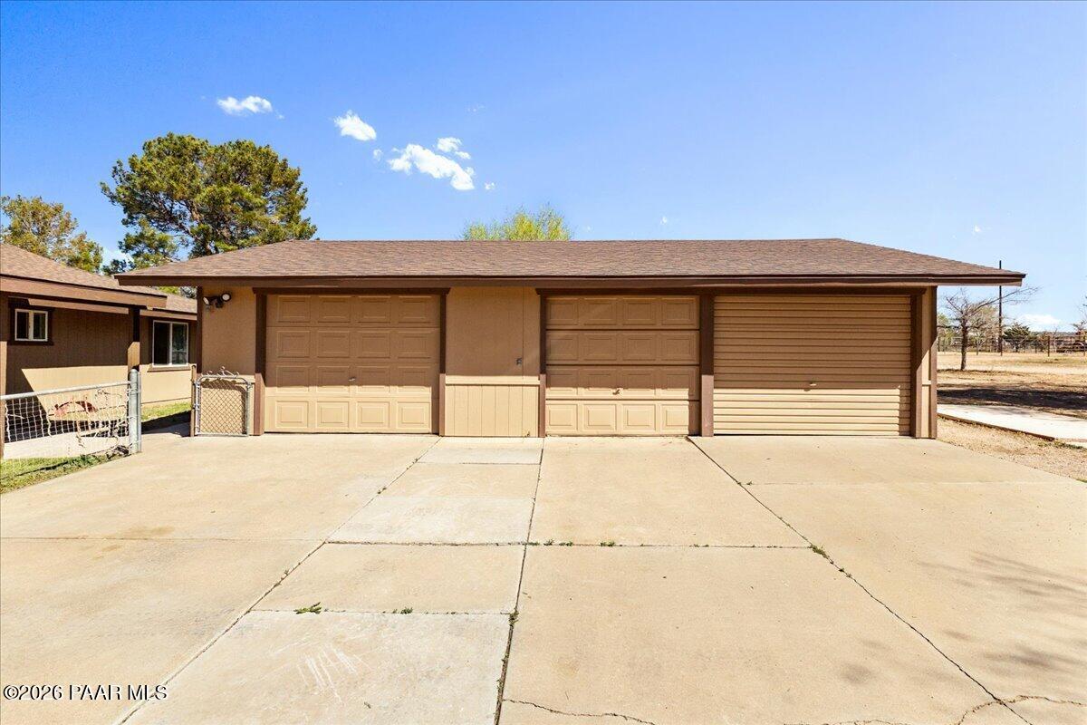 25325 North Naples Street Paulden, AZ 86334 - Photo 21 of 34 3 Car Garage