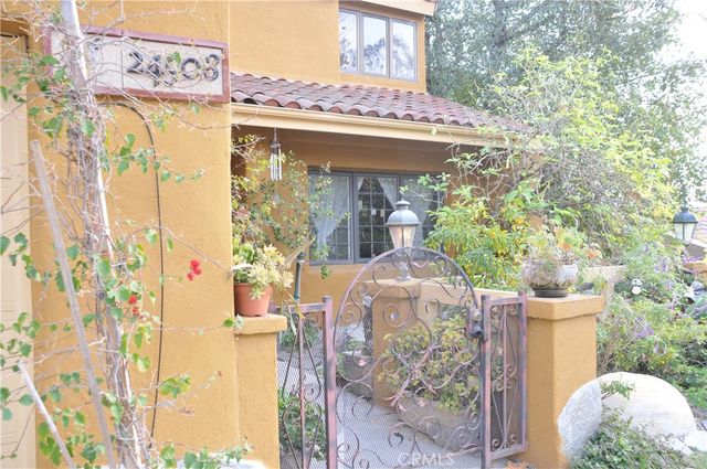 a view of a entrance of the house