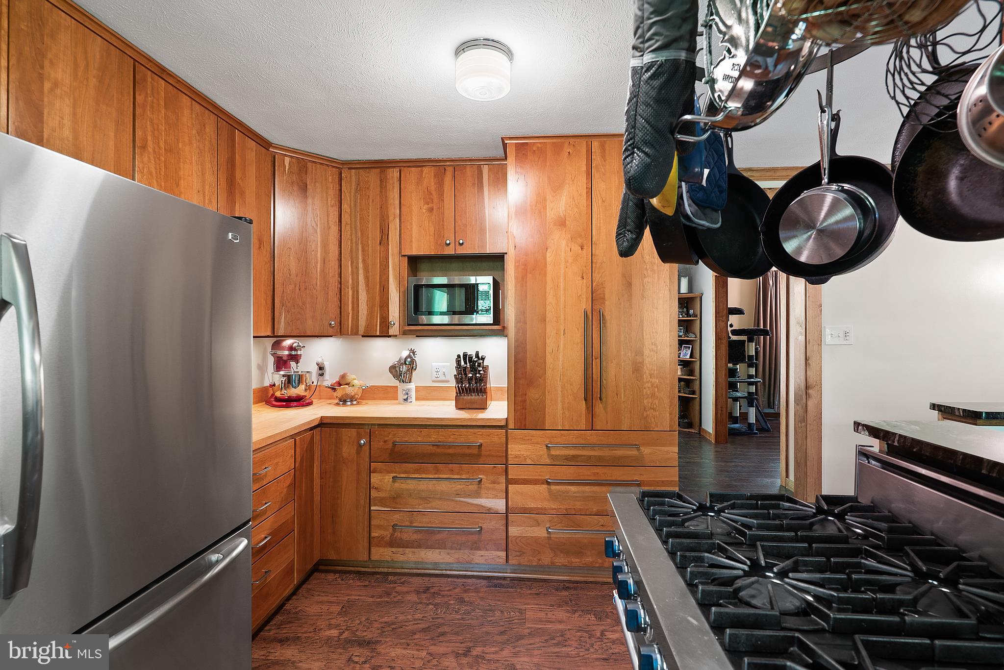 6835 Yates Ford Road Manassas, VA 20111 - Photo 11 of 49 Cherry Cabinets w/ Built-Ins