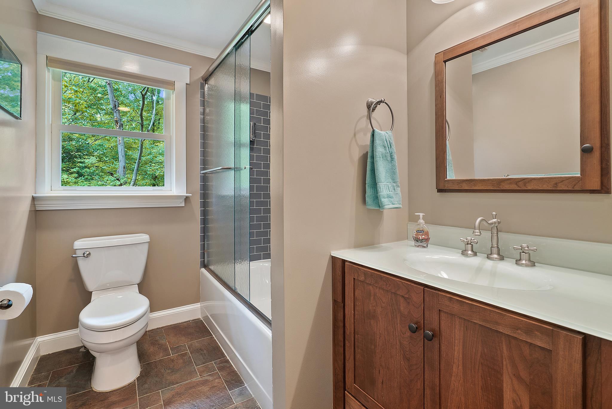 6835 Yates Ford Road Manassas, VA 20111 - Photo 25 of 49 Hallway/Guest Bath