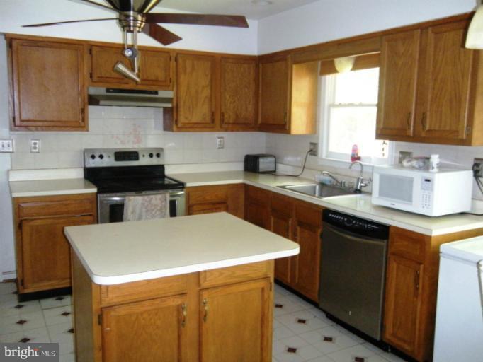 11808 Parallel Road Bowie, MD 20720 - Photo 1 of 15 Kitchen
