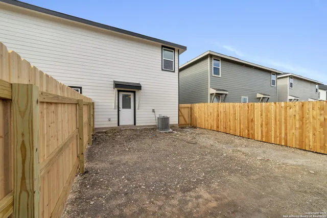 a view of a backyard