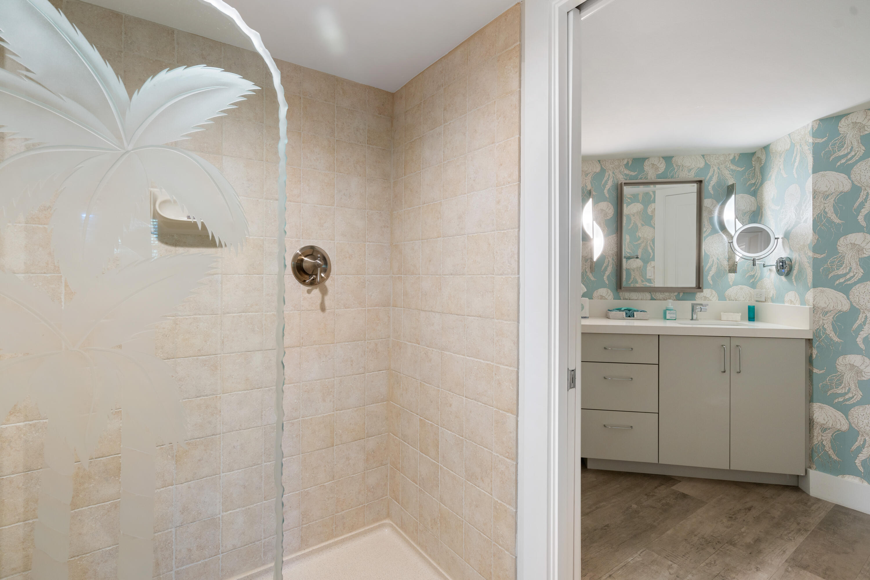 87851 Old Highway, Unit P22 Islamorada, FL 33036 - Photo 20 of 32 Hall bathroom shower