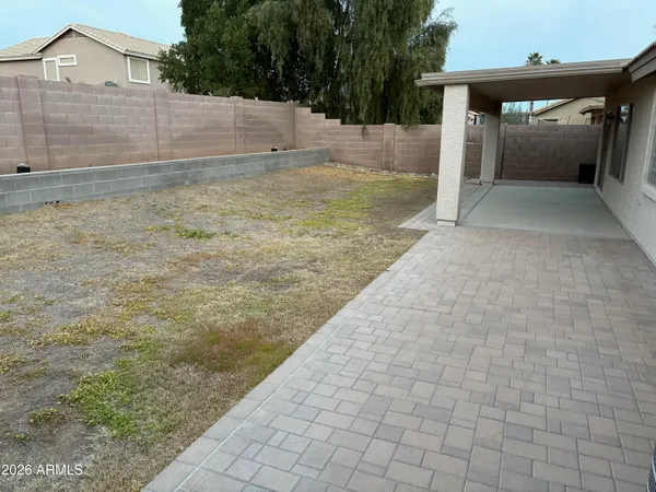 a view of a backyard