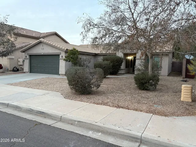 a view of a house with backyard and trees