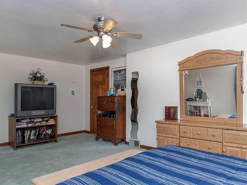 30 Leon Road Green Tree, PA 15220 - Photo 13 of 21 Master Bedroom.