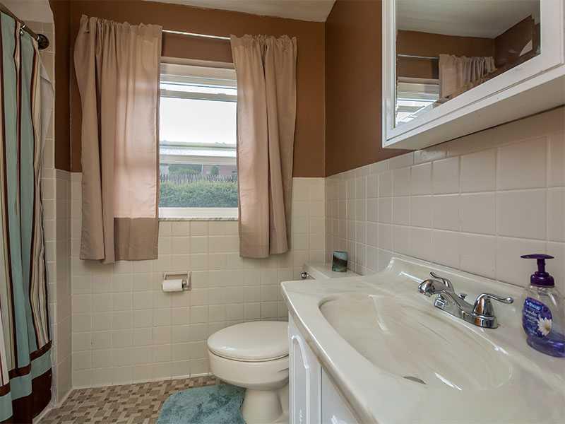 30 Leon Road Green Tree, PA 15220 - Photo 17 of 21 Full Bath.