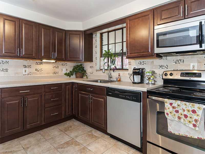 30 Leon Road Green Tree, PA 15220 - Photo 4 of 21 Kitchen.