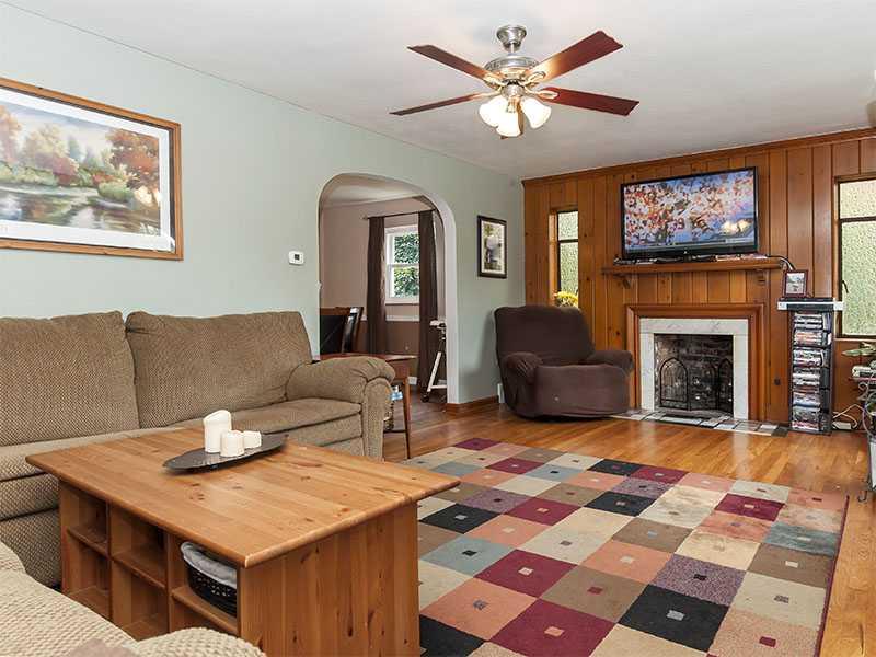 30 Leon Road Green Tree, PA 15220 - Photo 6 of 21 Living Room.